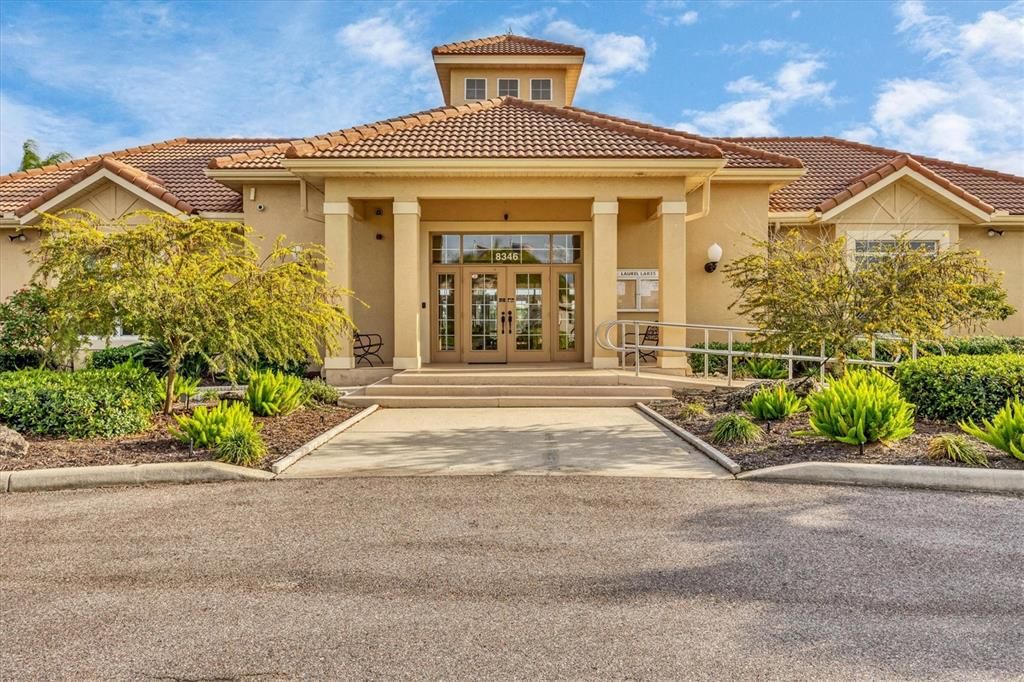 Под контрактом: $534,900 (4 спален, 2 ванн, 2245 Квадратных фут)