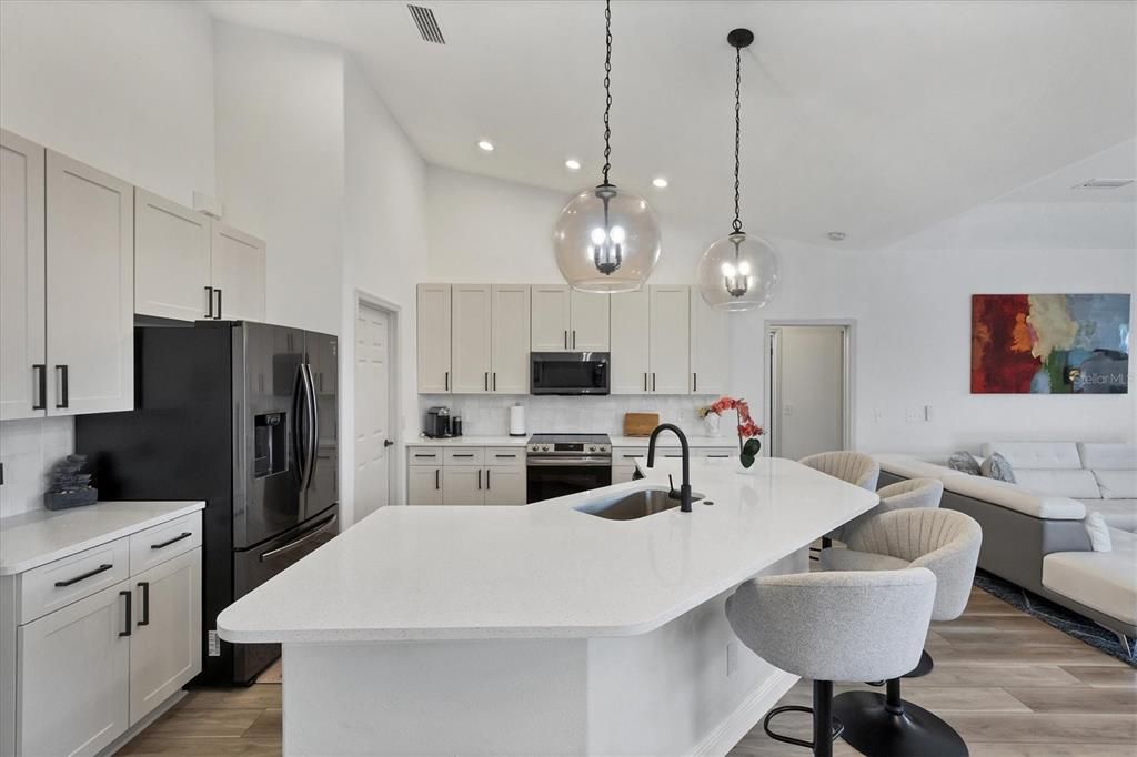 Под контрактом: $534,900 (4 спален, 2 ванн, 2245 Квадратных фут)