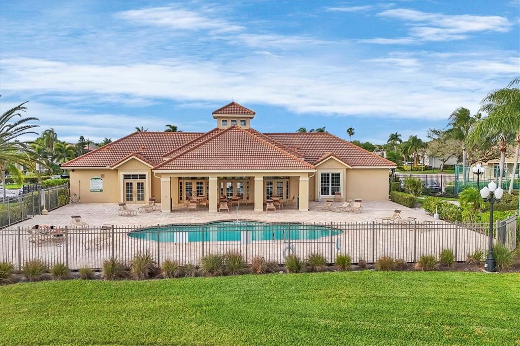 Под контрактом: $534,900 (4 спален, 2 ванн, 2245 Квадратных фут)