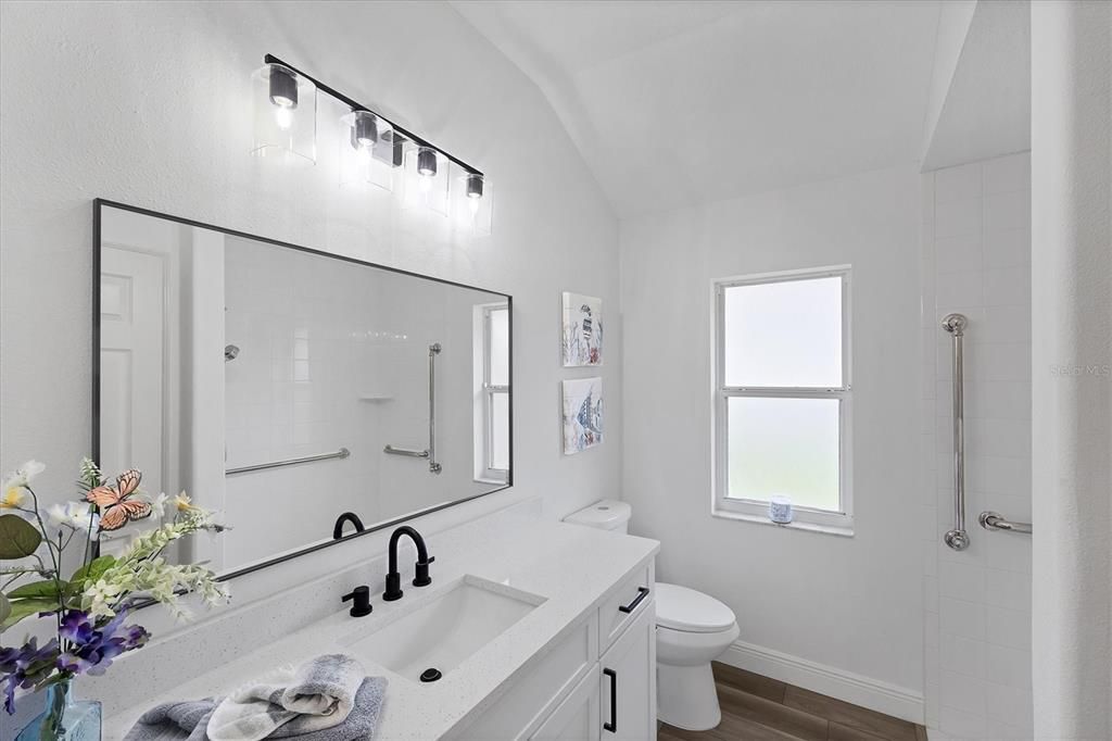 Под контрактом: $534,900 (4 спален, 2 ванн, 2245 Квадратных фут)