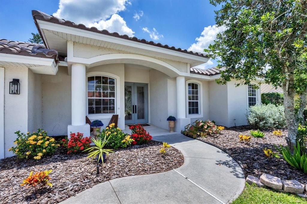 Под контрактом: $534,900 (4 спален, 2 ванн, 2245 Квадратных фут)