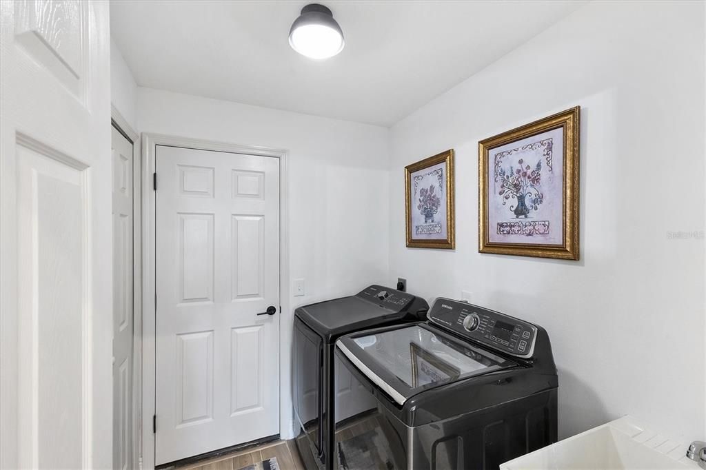 Под контрактом: $534,900 (4 спален, 2 ванн, 2245 Квадратных фут)