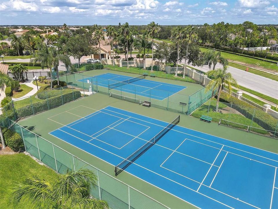 Под контрактом: $534,900 (4 спален, 2 ванн, 2245 Квадратных фут)