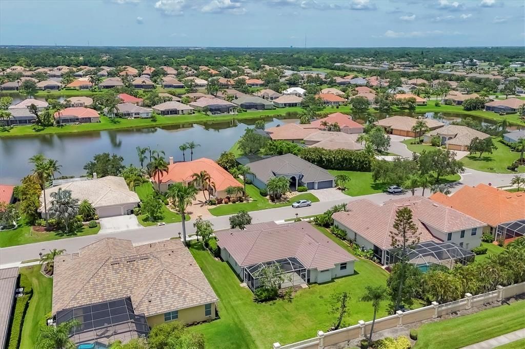 Под контрактом: $534,900 (4 спален, 2 ванн, 2245 Квадратных фут)