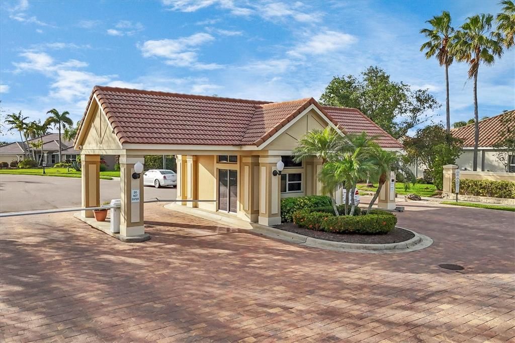 Под контрактом: $534,900 (4 спален, 2 ванн, 2245 Квадратных фут)