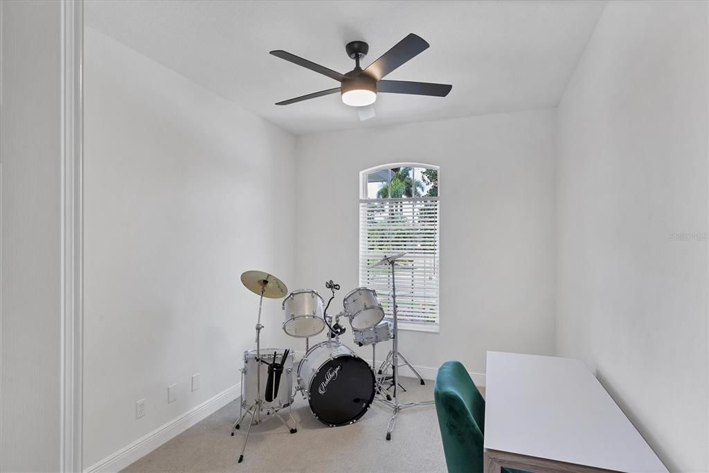 Под контрактом: $534,900 (4 спален, 2 ванн, 2245 Квадратных фут)