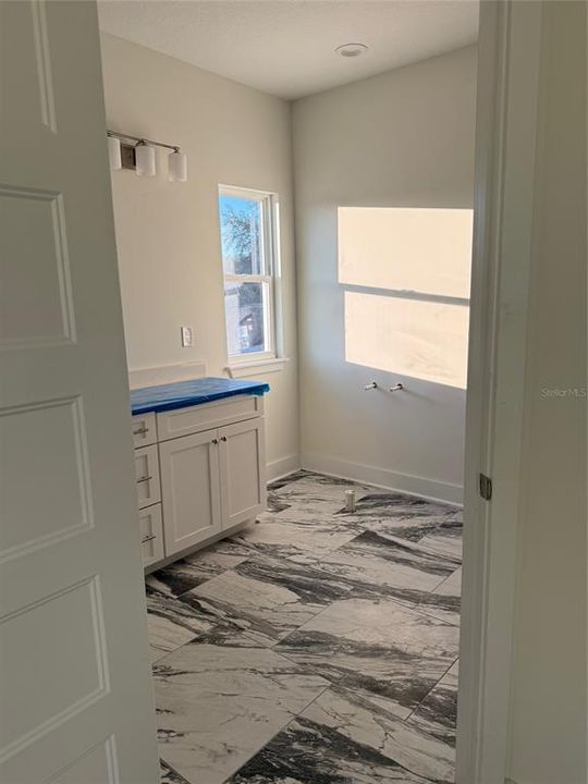 待售: $410,000 (4 贝兹, 2 浴室, 1981 平方英尺)