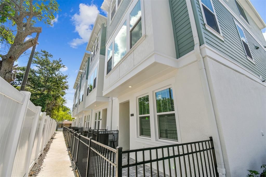 最近售出: $639,990 (3 贝兹, 3 浴室, 1952 平方英尺)