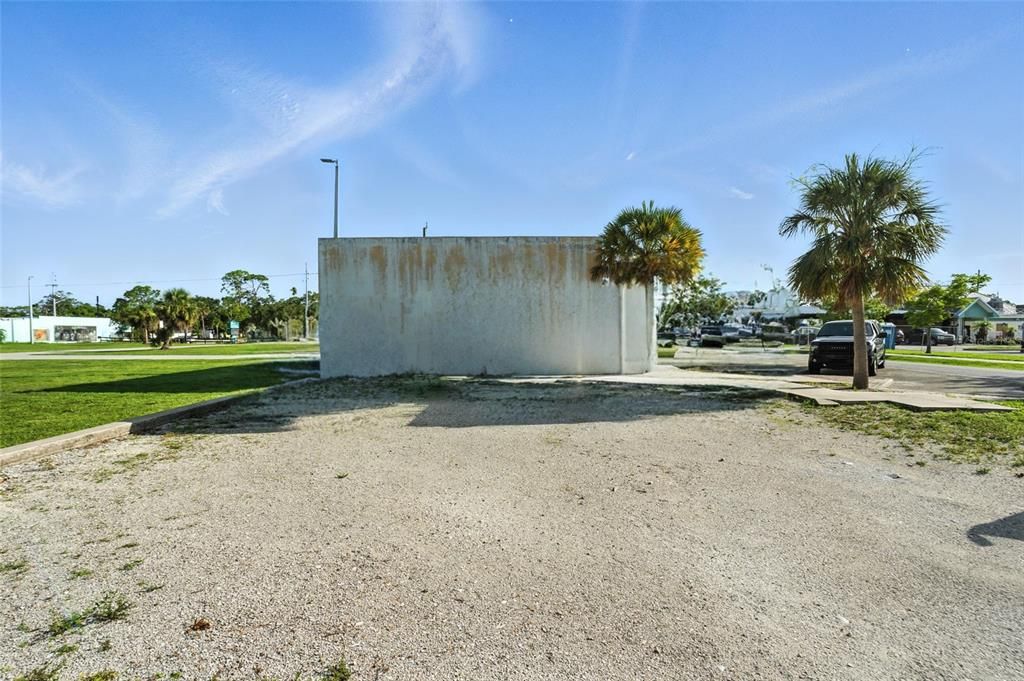 Allocated building parking (4-6 spaces)