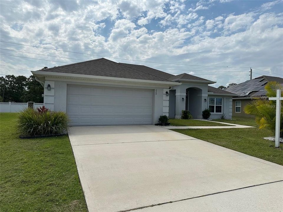 合同活跃: $349,000 (4 贝兹, 3 浴室, 2301 平方英尺)