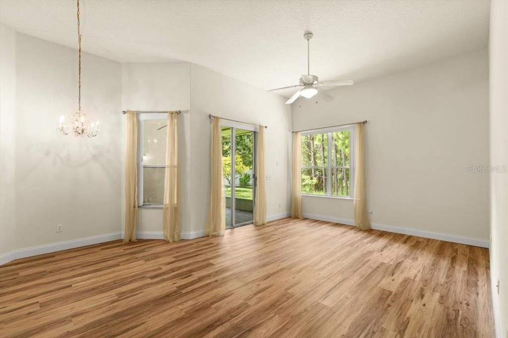 Под контрактом: $375,000 (4 спален, 2 ванн, 2118 Квадратных фут)