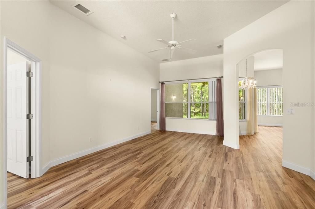 Под контрактом: $375,000 (4 спален, 2 ванн, 2118 Квадратных фут)