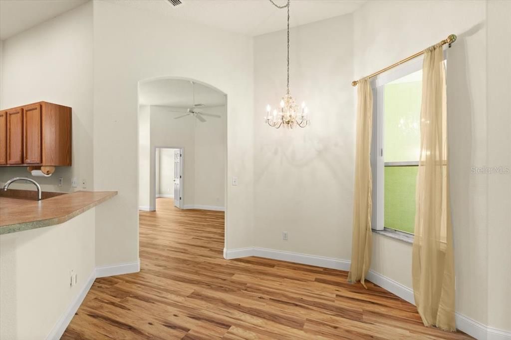 Под контрактом: $375,000 (4 спален, 2 ванн, 2118 Квадратных фут)