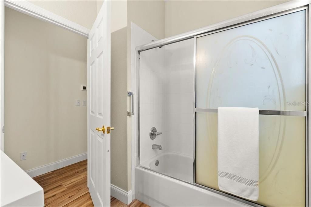 Под контрактом: $375,000 (4 спален, 2 ванн, 2118 Квадратных фут)