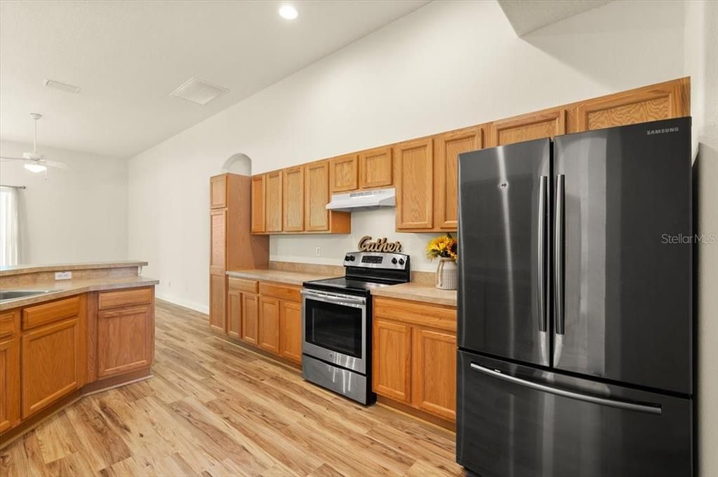 Под контрактом: $375,000 (4 спален, 2 ванн, 2118 Квадратных фут)