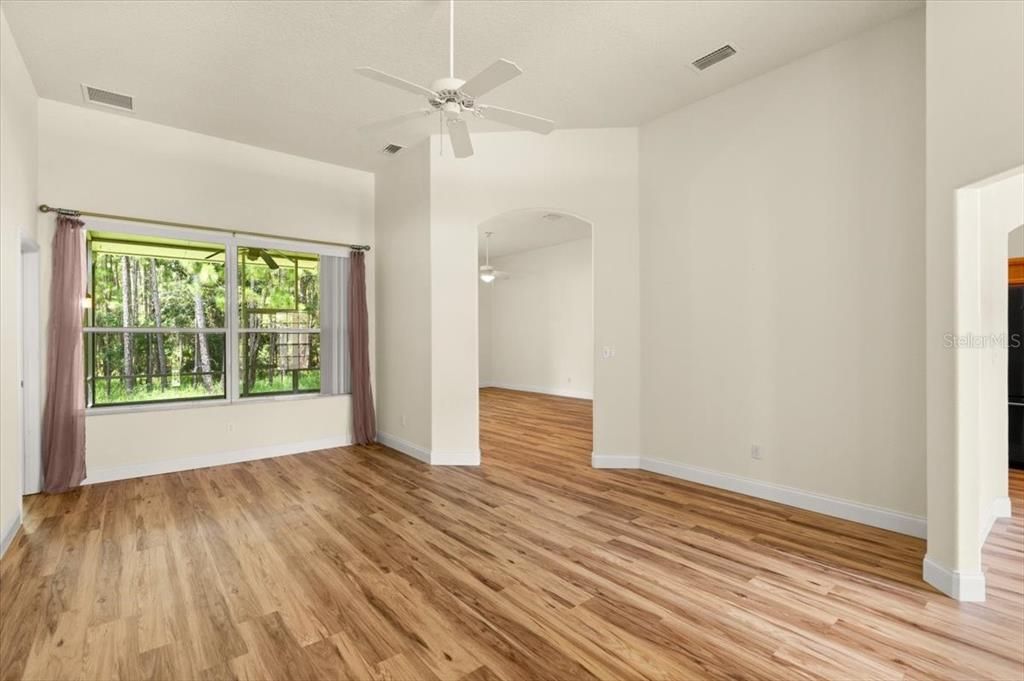 Под контрактом: $375,000 (4 спален, 2 ванн, 2118 Квадратных фут)