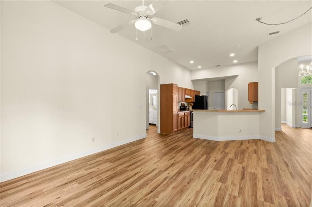 Под контрактом: $375,000 (4 спален, 2 ванн, 2118 Квадратных фут)