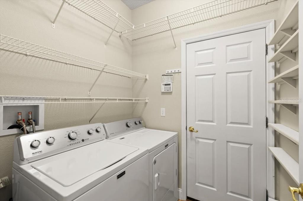 Под контрактом: $375,000 (4 спален, 2 ванн, 2118 Квадратных фут)