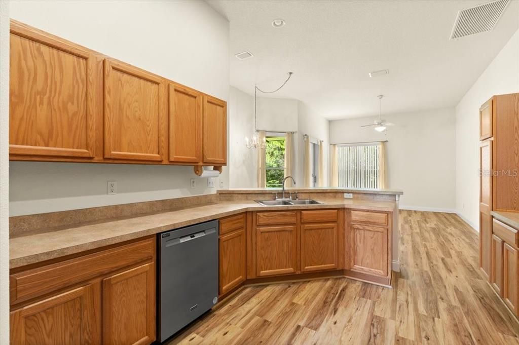 Под контрактом: $375,000 (4 спален, 2 ванн, 2118 Квадратных фут)