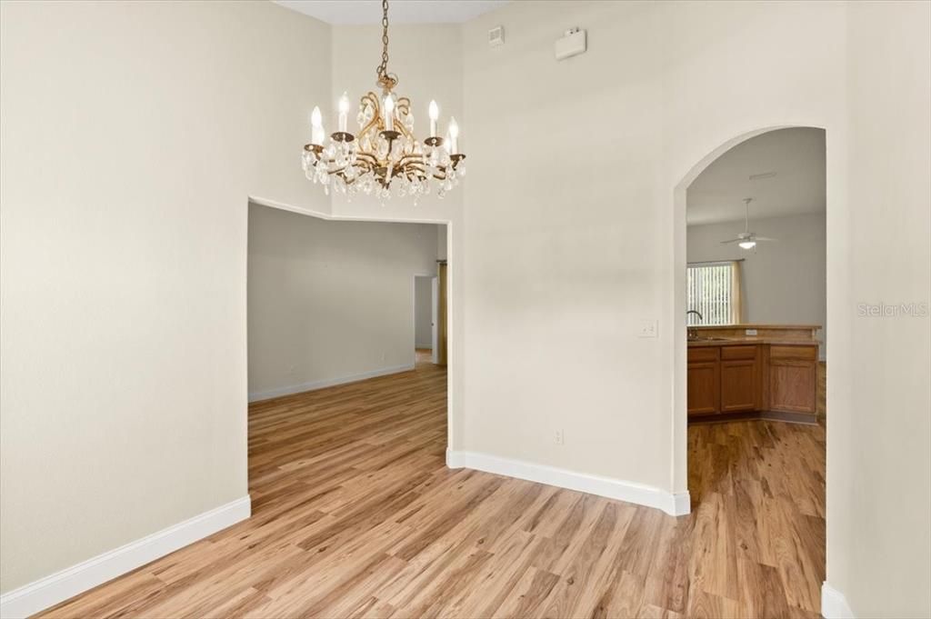 Под контрактом: $375,000 (4 спален, 2 ванн, 2118 Квадратных фут)