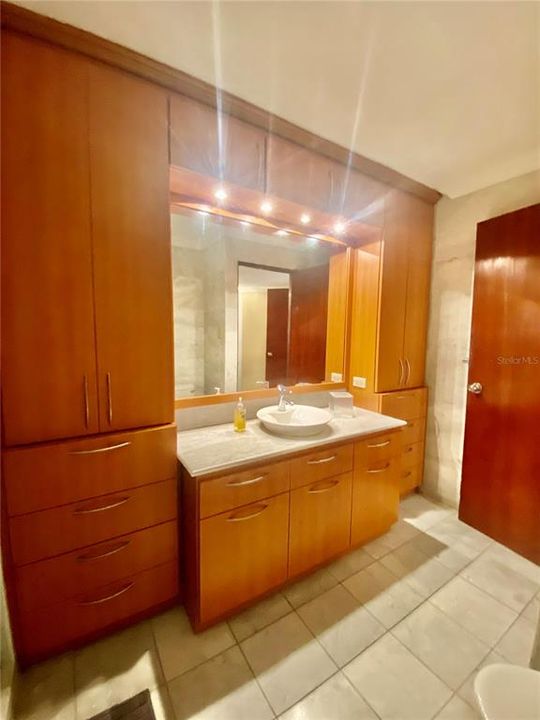 Под контрактом: $975,000 (2 спален, 2 ванн, 1858 Квадратных фут)