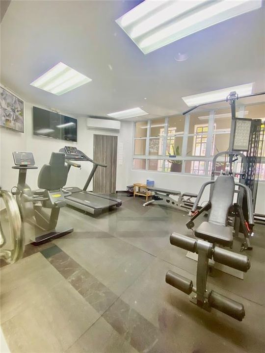 Под контрактом: $975,000 (2 спален, 2 ванн, 1858 Квадратных фут)