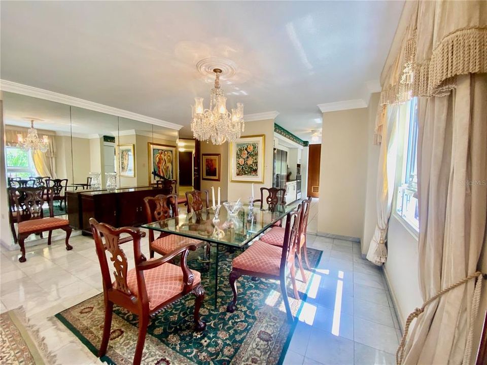 Под контрактом: $975,000 (2 спален, 2 ванн, 1858 Квадратных фут)