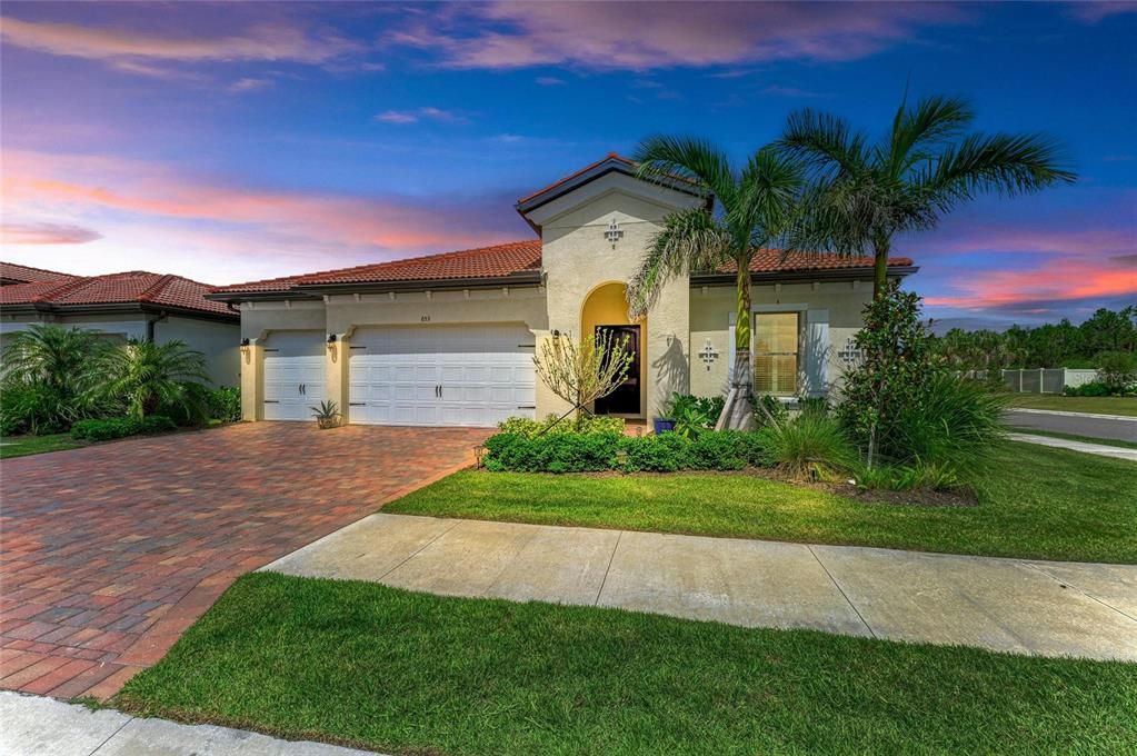 Active With Contract: $914,900 (3 beds, 3 baths, 2593 Square Feet)