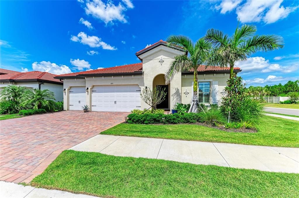 Active With Contract: $914,900 (3 beds, 3 baths, 2593 Square Feet)