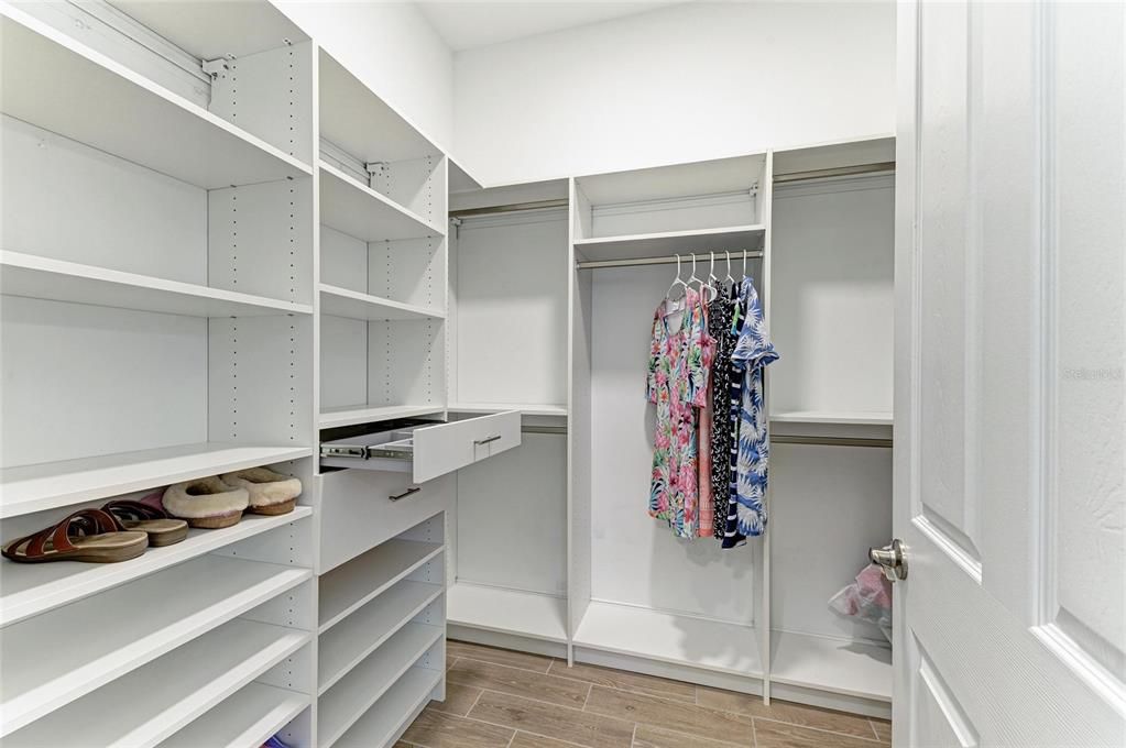 Active With Contract: $914,900 (3 beds, 3 baths, 2593 Square Feet)