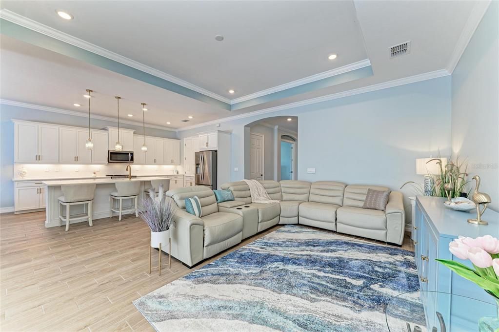 Active With Contract: $914,900 (3 beds, 3 baths, 2593 Square Feet)