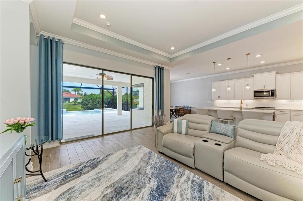 Active With Contract: $914,900 (3 beds, 3 baths, 2593 Square Feet)