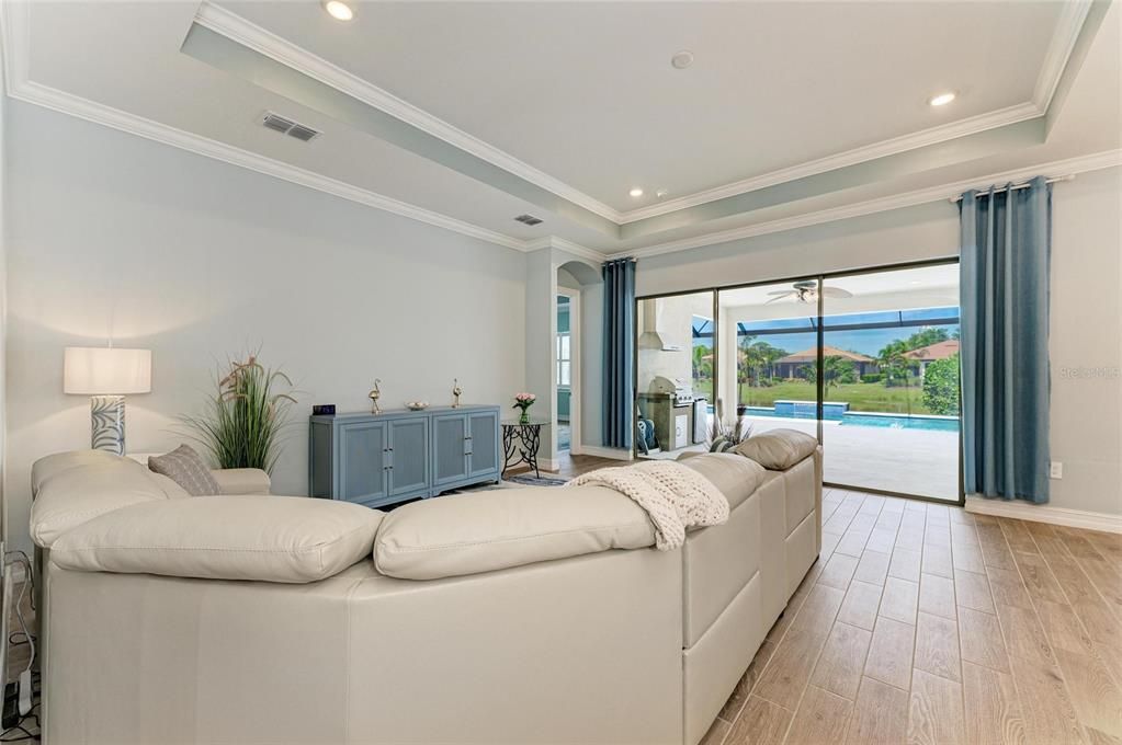 Active With Contract: $914,900 (3 beds, 3 baths, 2593 Square Feet)