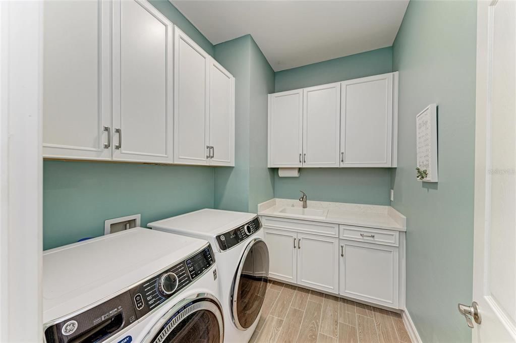 Active With Contract: $914,900 (3 beds, 3 baths, 2593 Square Feet)