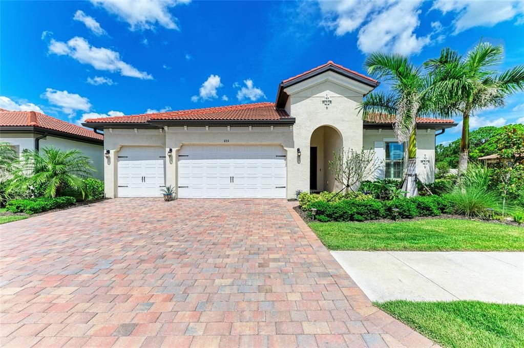 Active With Contract: $914,900 (3 beds, 3 baths, 2593 Square Feet)