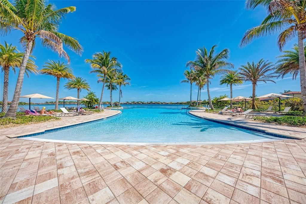 Active With Contract: $914,900 (3 beds, 3 baths, 2593 Square Feet)