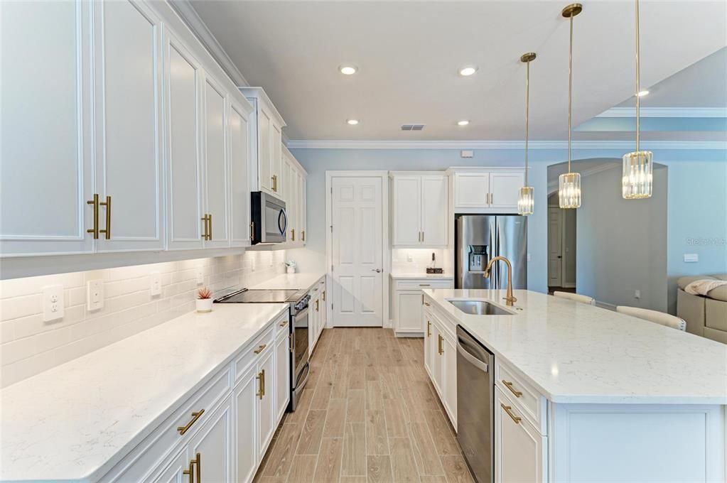 Active With Contract: $914,900 (3 beds, 3 baths, 2593 Square Feet)