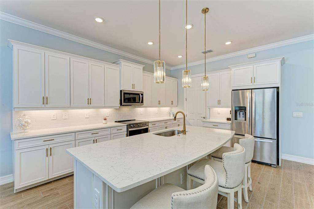 Active With Contract: $914,900 (3 beds, 3 baths, 2593 Square Feet)