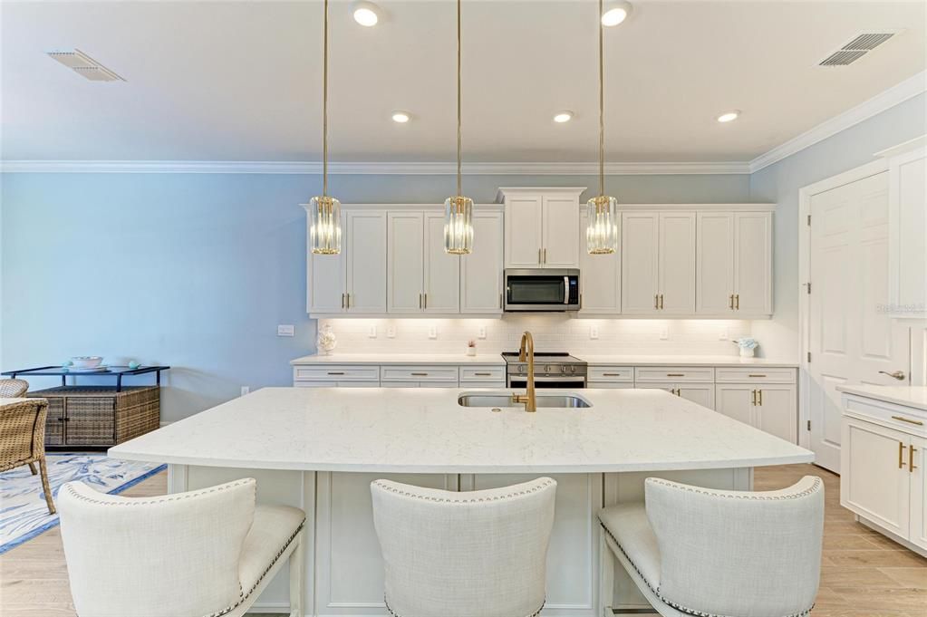 Active With Contract: $914,900 (3 beds, 3 baths, 2593 Square Feet)