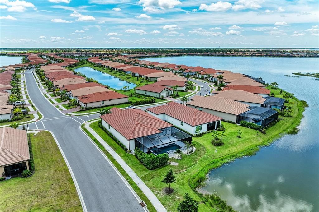 Active With Contract: $914,900 (3 beds, 3 baths, 2593 Square Feet)