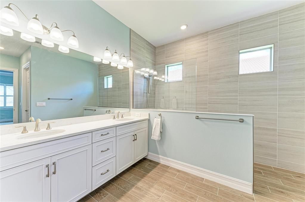 Active With Contract: $914,900 (3 beds, 3 baths, 2593 Square Feet)