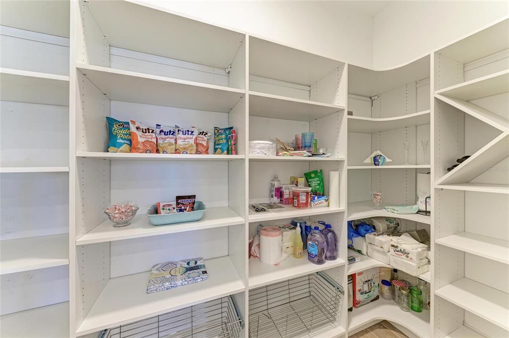 Active With Contract: $914,900 (3 beds, 3 baths, 2593 Square Feet)