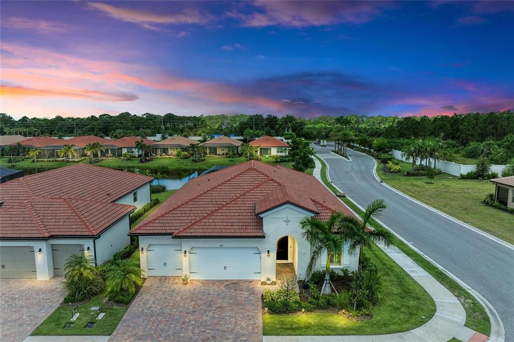 Active With Contract: $914,900 (3 beds, 3 baths, 2593 Square Feet)