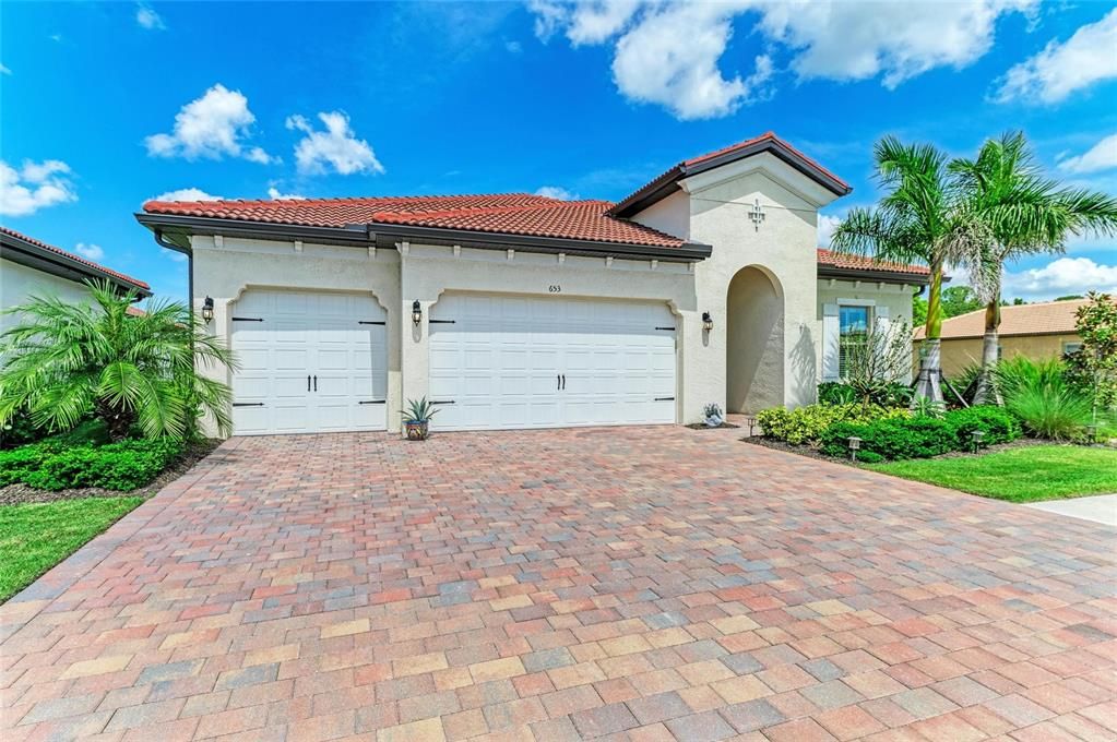 Active With Contract: $914,900 (3 beds, 3 baths, 2593 Square Feet)