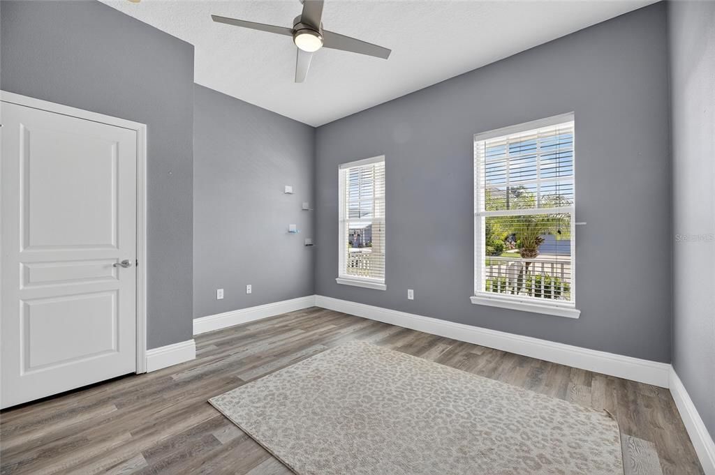 Activo con contrato: $879,900 (3 camas, 3 baños, 2815 Pies cuadrados)