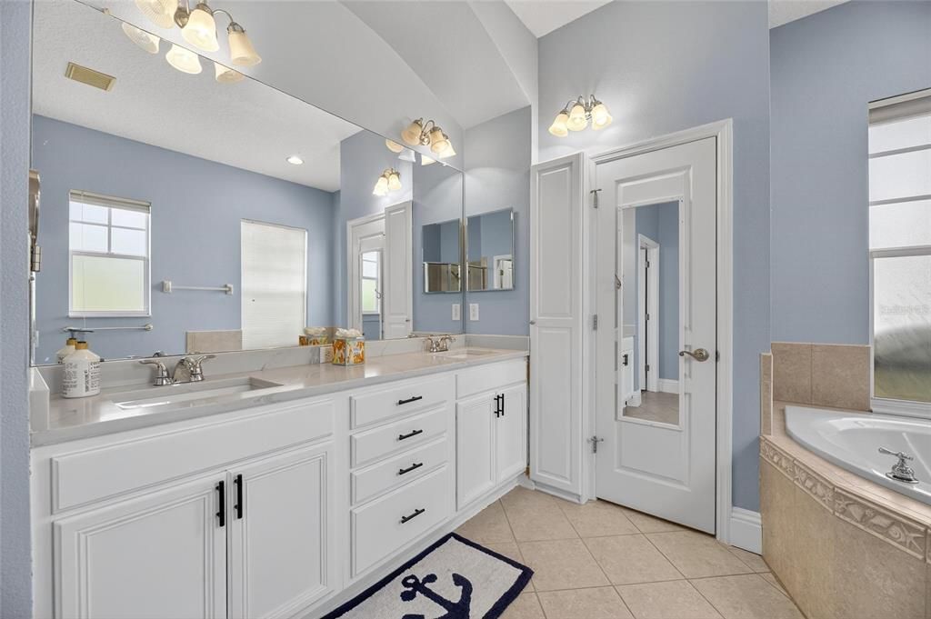 Activo con contrato: $879,900 (3 camas, 3 baños, 2815 Pies cuadrados)