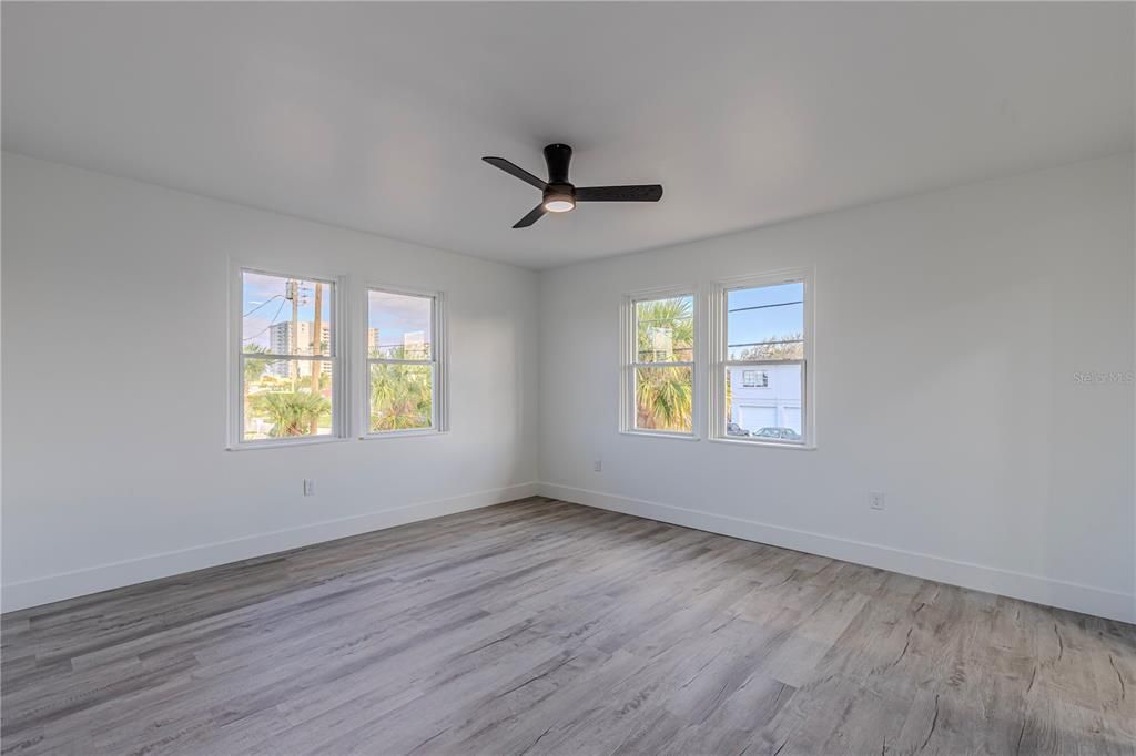 出租: $3,900 (6 贝兹, 3 浴室, 2300 平方英尺)