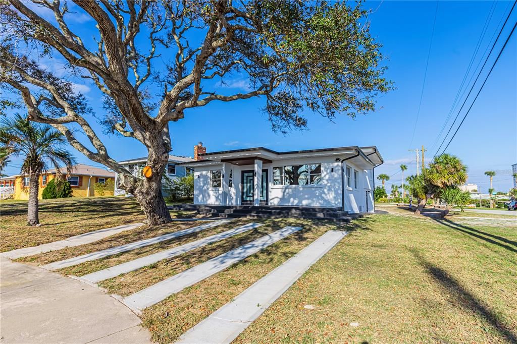 出租: $3,900 (6 贝兹, 3 浴室, 2300 平方英尺)