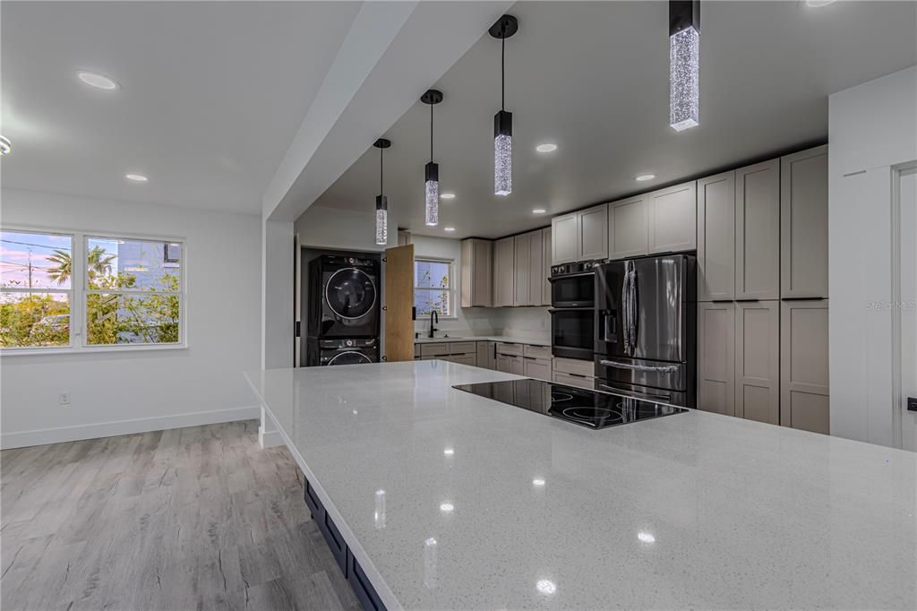 出租: $3,900 (6 贝兹, 3 浴室, 2300 平方英尺)