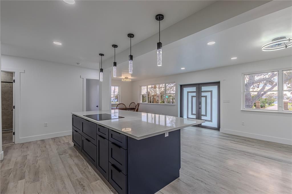 出租: $3,900 (6 贝兹, 3 浴室, 2300 平方英尺)